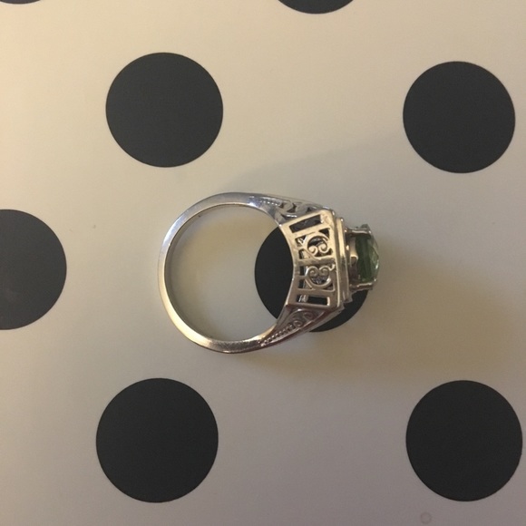 Stunning unique peridot ring - Picture 2 of 4